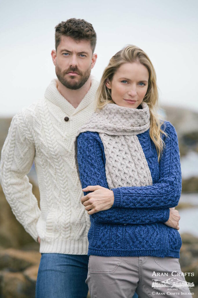 pull écru à col châle et cardigan zippé bleu