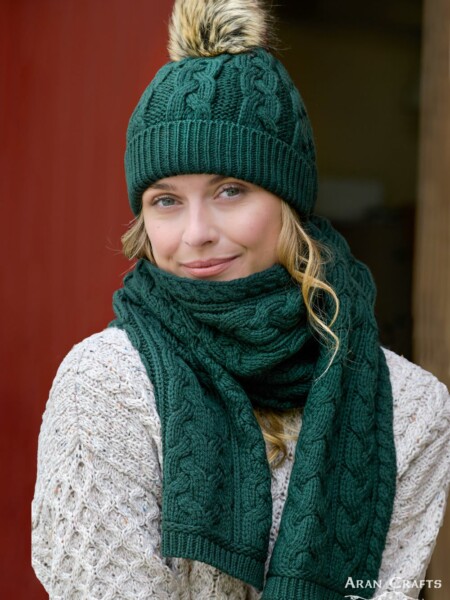 Bonnet à pompon et écharpe en laine vert sapin