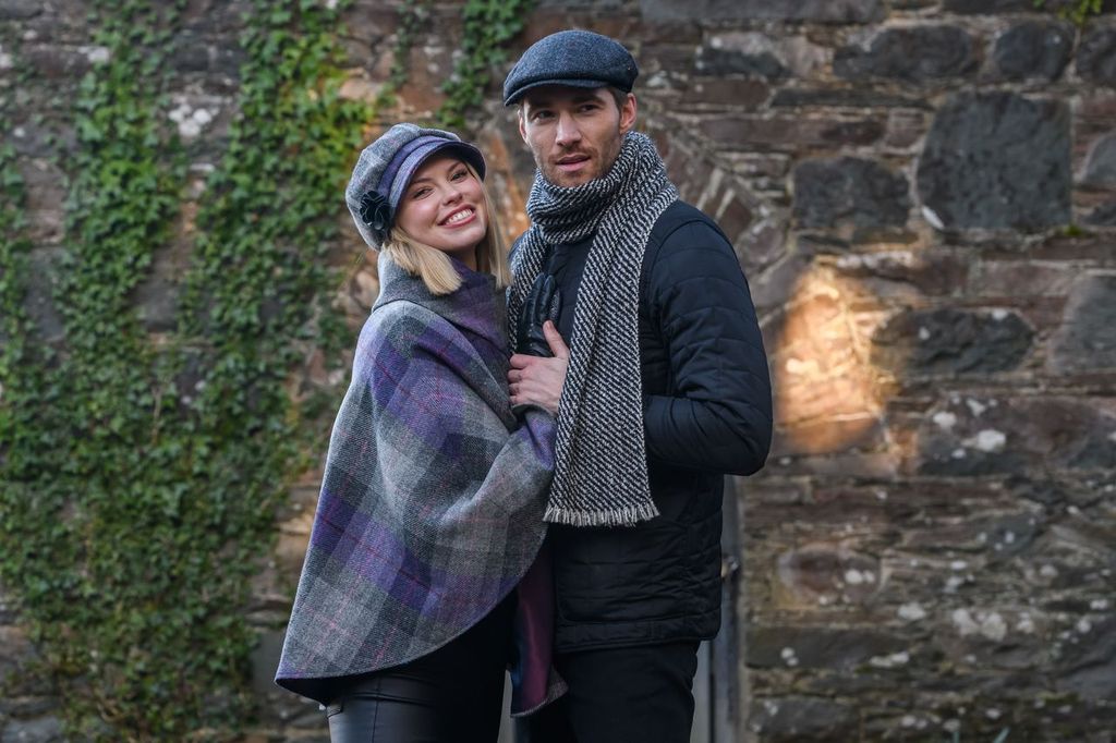 poncho et casquette en tweed et écharpe laine et alpaga