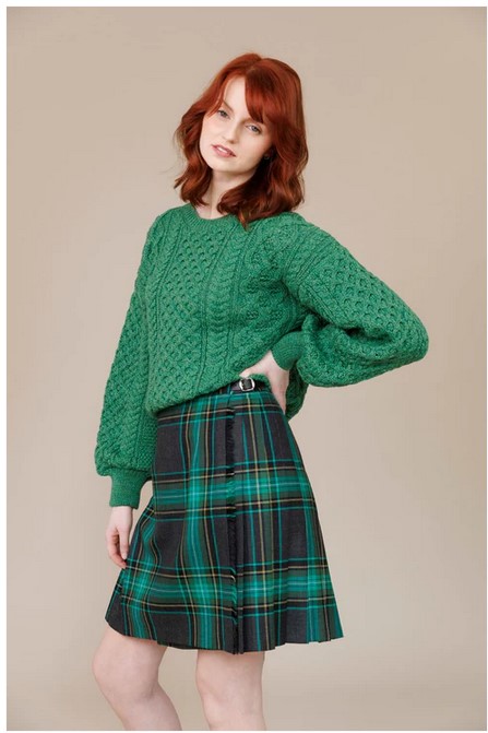 jupe mini Kilt en laine bleu marine et vert O'Neil of Dublin avec pull vert en pure laine IrelandsEye